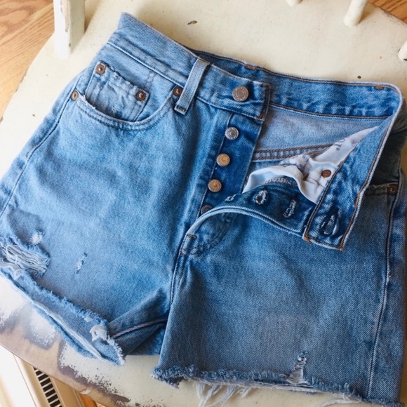 Levis 5 button 501 high rise shorts - Picture 4 of 7
